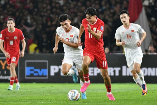 英雄联盟S15全球总决赛淘汰赛最佳阵容揭晓：TES与T1战队包揽席位，电竞选手表现亮眼